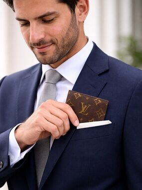 Louis Vuitton Monogram Card Holder - unisex EUC